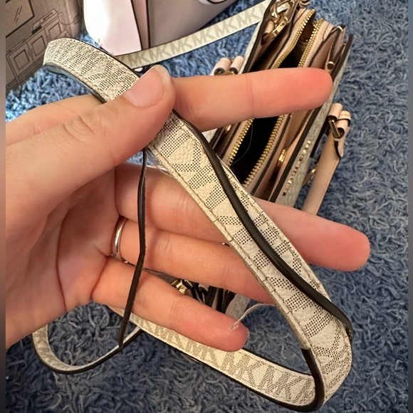 Micheal Kors Purses - Picture 6 of 6